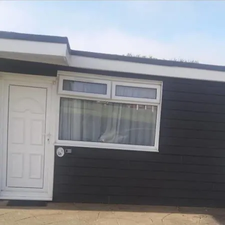 2 Bedroom Chalet Near The Beach Brading Exterior foto
