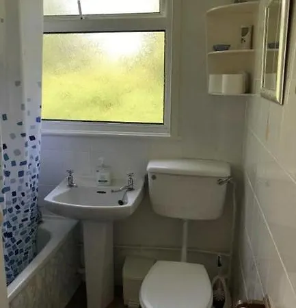 2 Bedroom Chalet Near The Beach Brading Exterior foto