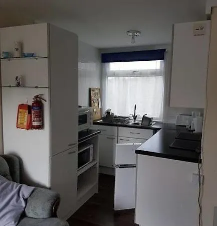 2 Bedroom Chalet Near The Beach Brading Exterior foto