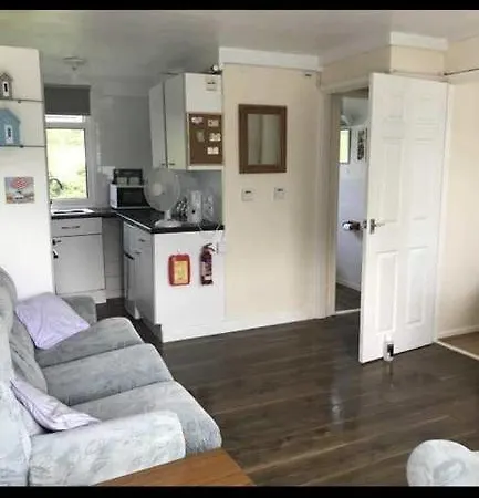2 Bedroom Chalet Near The Beach Brading Exterior foto