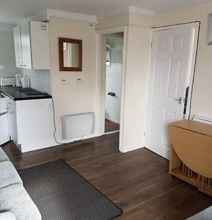 2 Bedroom Chalet Near The Beach Brading Exterior foto